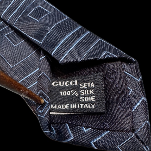 Gucci 100% Silk Tie Made in Italy – Designer Navy Blue Geometric Pattern - Picture 5 of 6